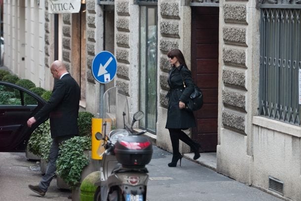 Monica Bellucci esce da casa di Ilaria d'Amico per dirigersi al Four eason