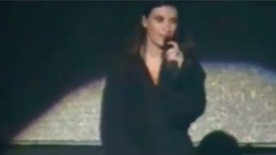 Laura Pausini, niente sotto l'accappatoio: "incidente" al concerto in Perù