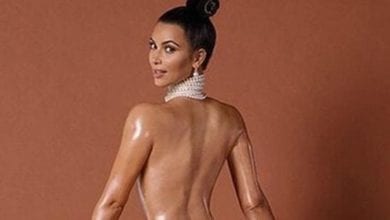 Kim Kardashian, il prosperoso lato B finisce in copertina: l'ironia sul web [FOTO]