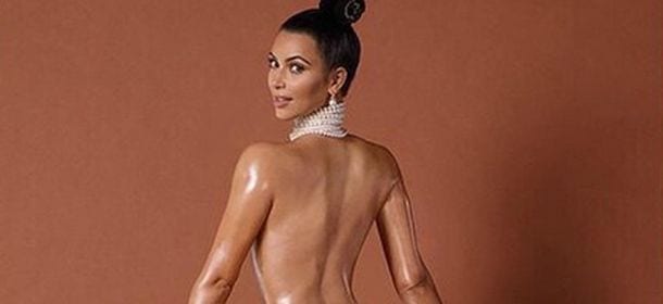 Kim Kardashian, il prosperoso lato B finisce in copertina: l'ironia sul web [FOTO]