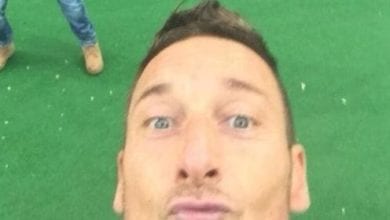 Francesco Totti e il selfie in campo durante Roma-Lazio: le parodie [FOTO]