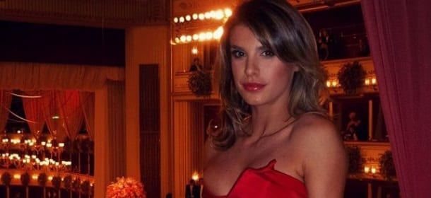 Elisabetta Canalis e il seno scoperto al Ballo di Vienna: "E che sarà mai..."