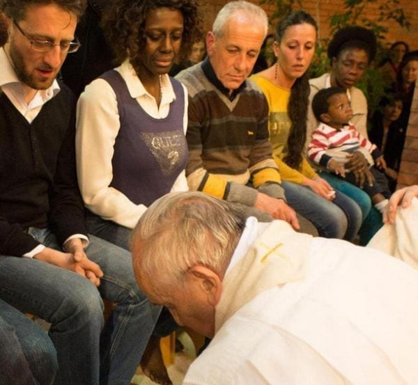 Sylvie Lubamba, Papa Francesco le lava i piedi in carcere [FOTO]