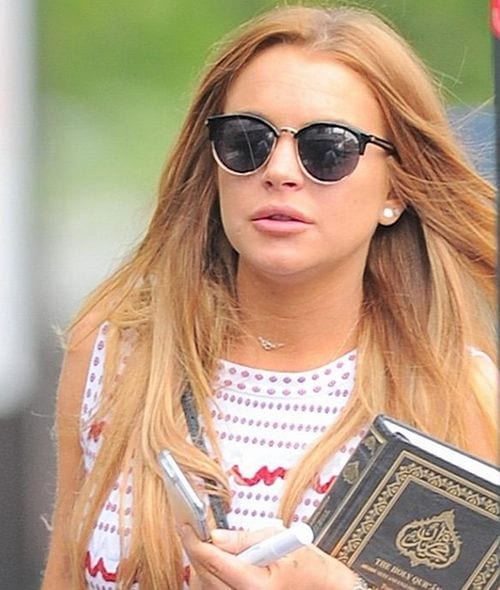 Lindsay Lohan beccata con una copia del Corano: si converte all'Islam? [FOTO]