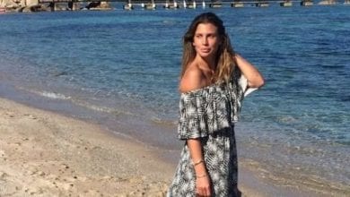 Claudia Galanti a Porto Cervo: massaggi a 4 mani sul lato B