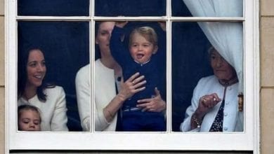 George al balcone di Buckingham Palace per la prima volta: linguacce e sorrisi