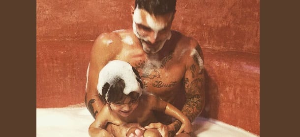 Stefano De Martino nudo con Santiago. E Belen li riprende. Non sarà troppo?