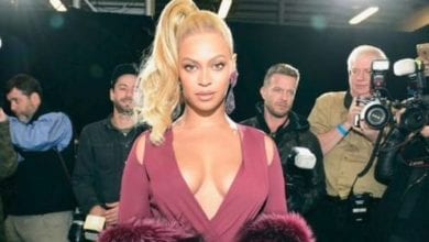 Beyoncé gela l'assistente che cerca di coprirla: "Smettila"