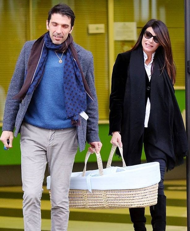Ilaria D'Amico e Gigi Buffon portano Leopoldo Mattia a casa