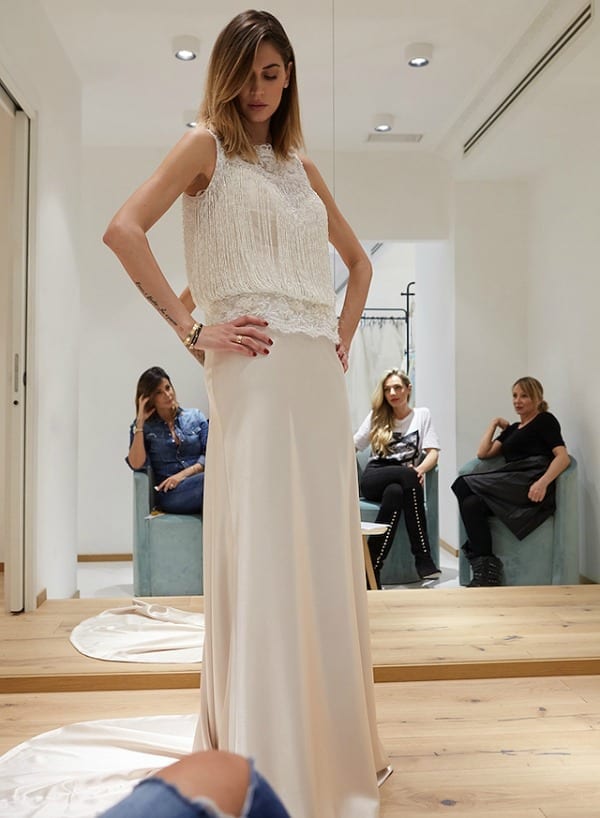 Melissa Satta fa le prove con l'abito da sposa