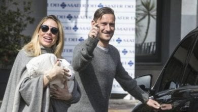 Ilary Blasi e Francesco Totti lasciano l'ospedale con la figlia Isabel