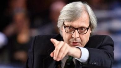 Vittorio Sgarbi nudo su Facebook scatena il web