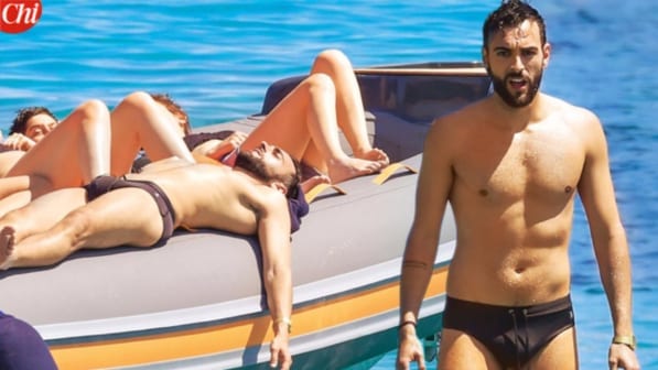 Marco Mengoni, nudo al mare con amici e... - Velvet Gossip
