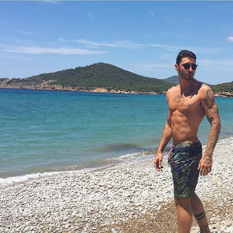 Stefano De Martino mostra il pacco sui social: le foto hot mandano in tilt il web