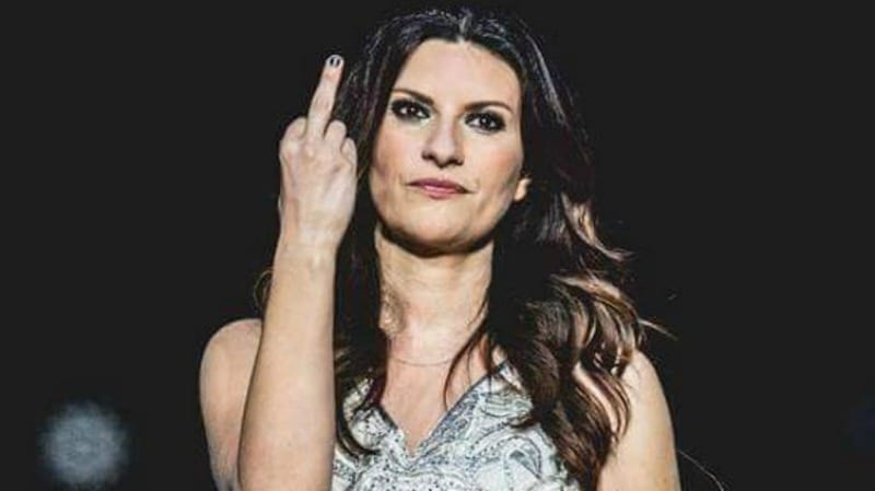 laura-pausini-dito-medio-concerto