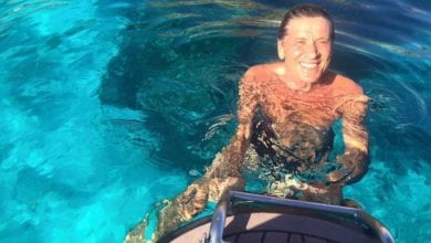 Gianni Morandi nudista? La foto senza veli scandalizza il web