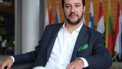 Matteo Salvini offende la Boldrini con una bambola gonfiabile [VIDEO]