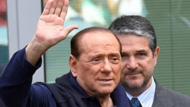 Berlusconi e le due dita rotte nella portiera dell'auto