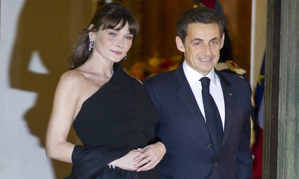 epa02611489 French President Nicolas Sarkozy (R) and his wife Carla Bruni-Sarkozy await the arrival of South African President Jacob Zuma and his wife Gloria Bongi Ngema-Zuma (unseen) for a state dinner at the Elysee Palace, in Paris, France, 02 March 2011. The South African president is on a three-day official visit to France. EPA/IAN LANGSDON