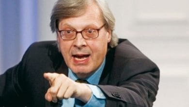 Vittorio Sgarbi si sfoga contro Alitalia: è un'anomalia, 500 euro per... [VIDEO]