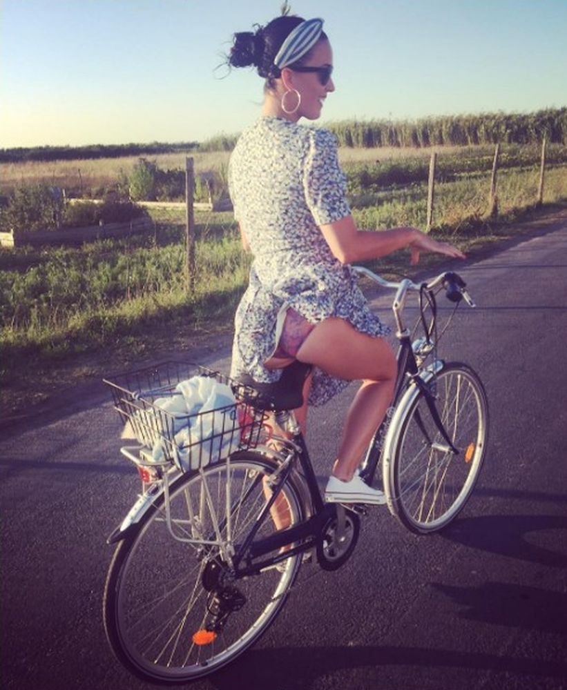 Katy Perry in bicicletta: lato B a vista