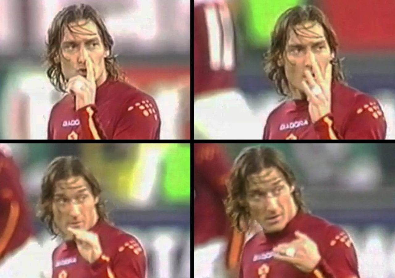 1412412687631_francesco_totti_mentre_con_la_mano_fa_il_gesto_del___quattro_e_a_casa___dopo_la_vittoria_giallorossa_per_4_0_contro_la_juventus_l_8_febbraio_2004