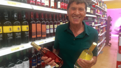 Per Gianni Morandi niente spesa la domenica: sul web è bufera