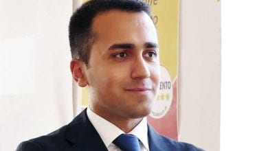 Di Maio in posa con il boss: scoppia la bufera, travolti i 5 stelle