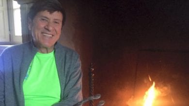 Gianni Morandi, incidente per il cantante: tre costole rotte e riposo forzato