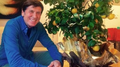 Gianni Morandi, auguri di Natale speciali dopo l'incidente [VIDEO]