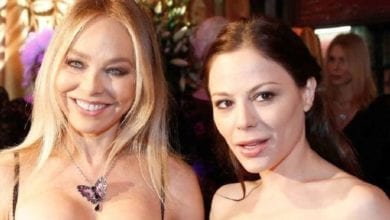 Ornella Muti e Naike Rivelli, salsiccia condivisa tra madre e figlia [VIDEO]