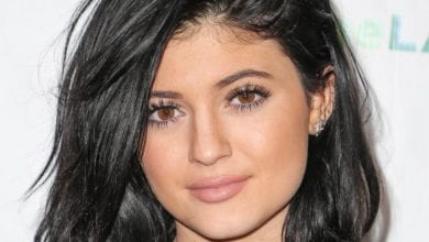 Kylie Jenner, Photoshop da incubo: spunta un capezzolo sul ginocchio