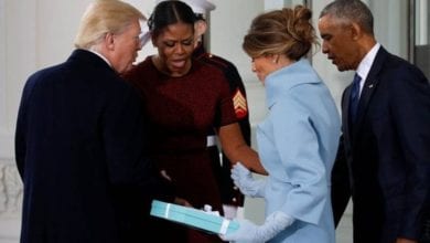 Michelle e Melania si sono abbracciate sulla porta della Casa Bianca e la futura first Lady ha consegnato a Michelle un pacco regalo di Tiffany.