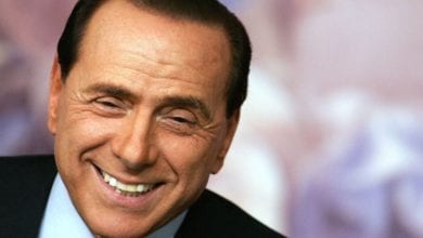 Berlusconi si mette all'asta: in palio un pranzo con il Cavaliere per beneficienza