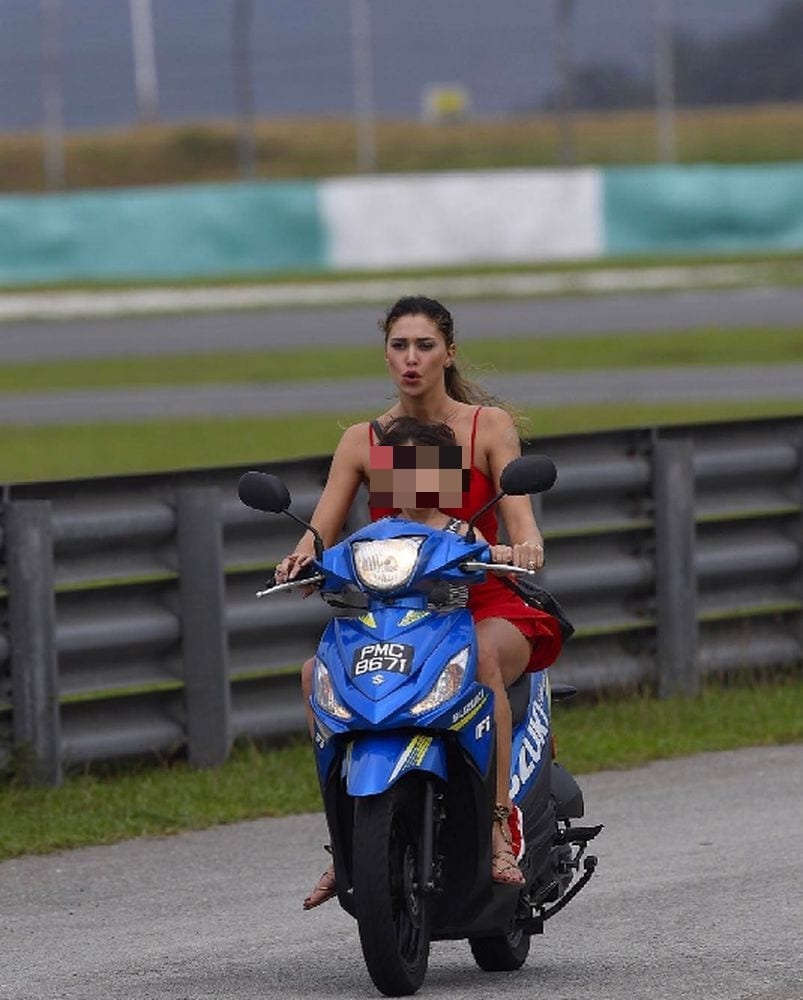 Belen travolta dalle polemiche: va in scooter col figlio senza casco