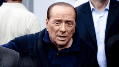 Paura per Berlusconi: cade e sbatte la testa. Ecco cos'è accaduto