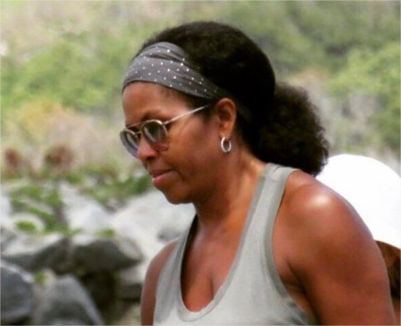 La versione inedita di Michelle Obama: capelli crespi e struccata [FOTO]