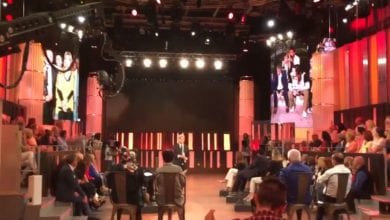 Elena Redaelli aggredita a Quinta Colonna in diretta insieme alla troupe [VIDEO]