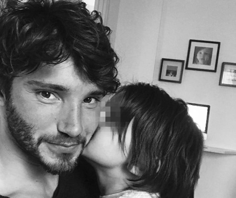 Selfie, Stefano De Martino: "So cosa significa non poter stare con tuo figlio"