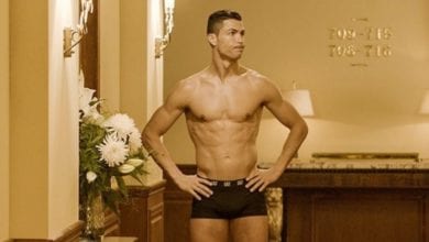 Cristiano Ronaldo in mutande fuori dalla camera d'albergo: tutta la verità [VIDEO]