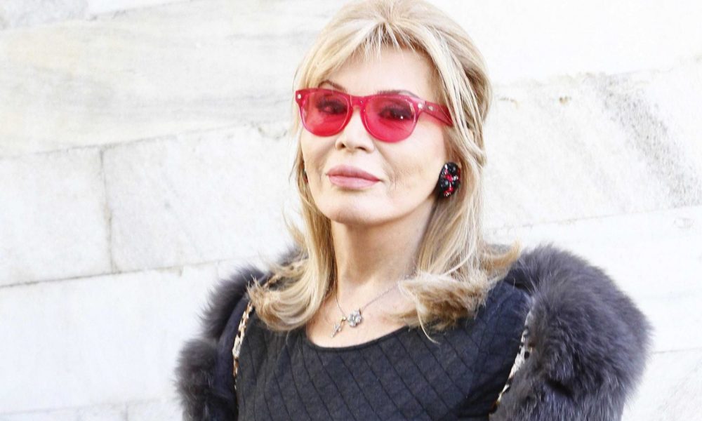 AAmanda Lear dopo le accuse: rifiuta l'invito di Barbara D'urso