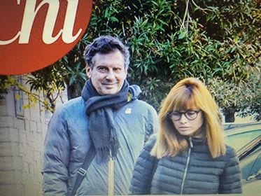 Fabrizio Frizzi viene fotografato dal settimanale Chi mentre passeggia con la moglie e la figlia, dopo il malore che lo ha colpito meno di un mese fa. Nelle foto appare rilassato e circondato dall'amore della sua famiglia.