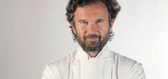 Carlo Cracco, chef pluristellato e tv star, perde una delle preziose stelle della guida Michelin durante la premiazione avvenuta al Regio di Parma. Come lui anche lo chef milanese Claudio Sadler.