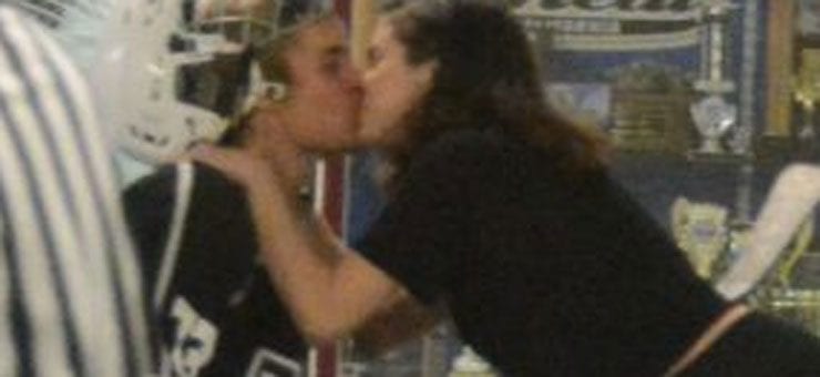 Il bacio tra Selena Gomez e Justin Bieber: è tornato l'amore? [FOTO]