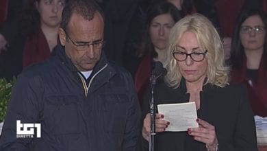 Funerali Fabrizio Frizzi: Carlo Conti e Antonella Clerici in lacrime leggono la Poesia degli Artisti [VIDEO]