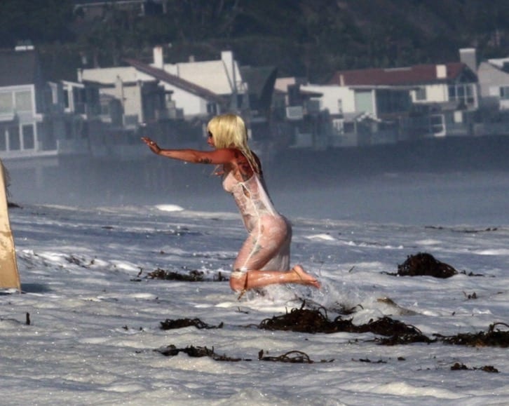 Lady Gaga sulle spiagge di Malibu