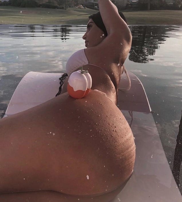 Kim kardashian l’ultima novità: il profumo sul fondoschiena [FOTO]