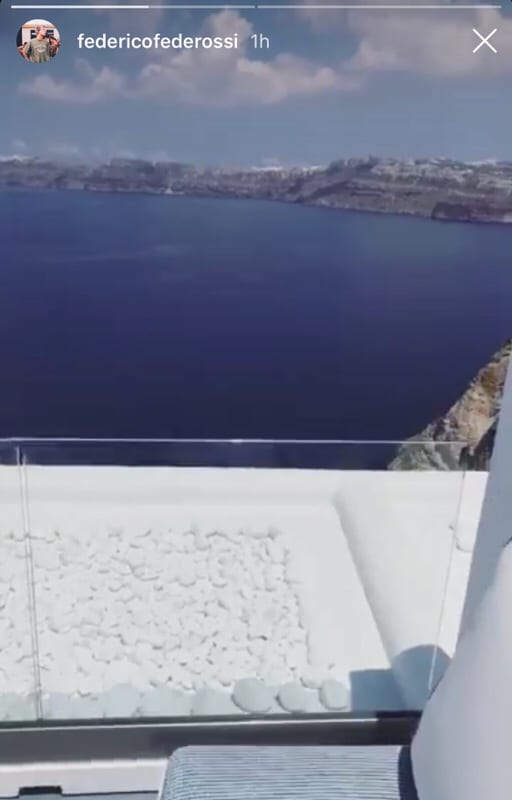 Paola Di Benedetto e Francesco Rossi insieme a Santorini