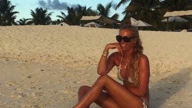 Federica Panicucci sensuale in bikini: il dettaglio che fa impazzire i fan