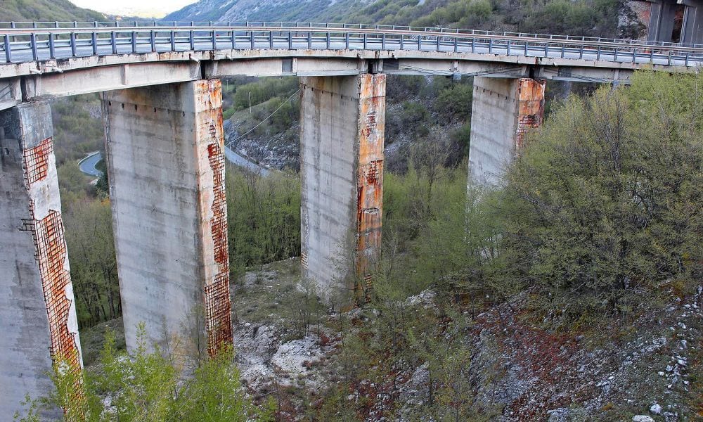 Paura per le autostrade a24 e a25: "Sono a rischio crollo"